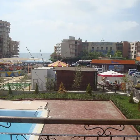 Studio In Astoria شقة