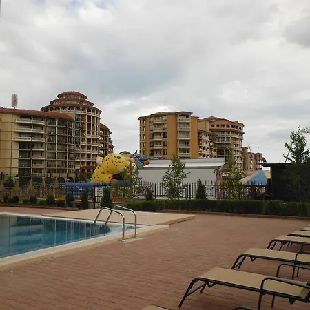 Studio In Astoria شقة
